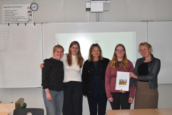 Leanne, Emilie, Petra (Biosintrum), Janna en Heleentje (Spark the Movement)