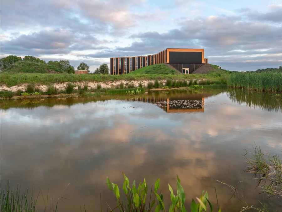 Het Biosintrum aan het water in Oosterwolde | Foto: Egbert de Boer