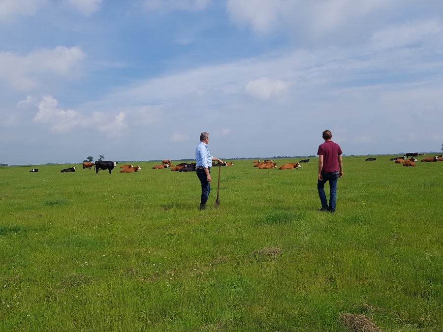 Pier Oosterkamp op bezoek bij boer Maurits Tepper voor het steken van bodem monsters | Foto: Petra Boorsma - Biosintrum