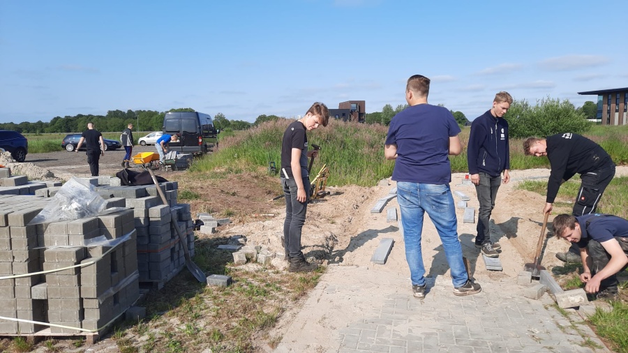 Studenten INFRA leggen bestrating aan op het Ecomunitypark