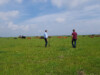 Foto Pier Oosterkamp en Maurits Tepper op het land