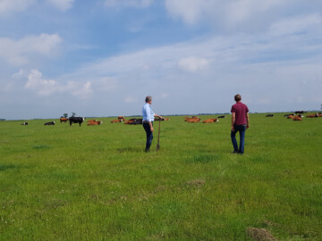 Foto Pier Oosterkamp en Maurits Tepper op het land