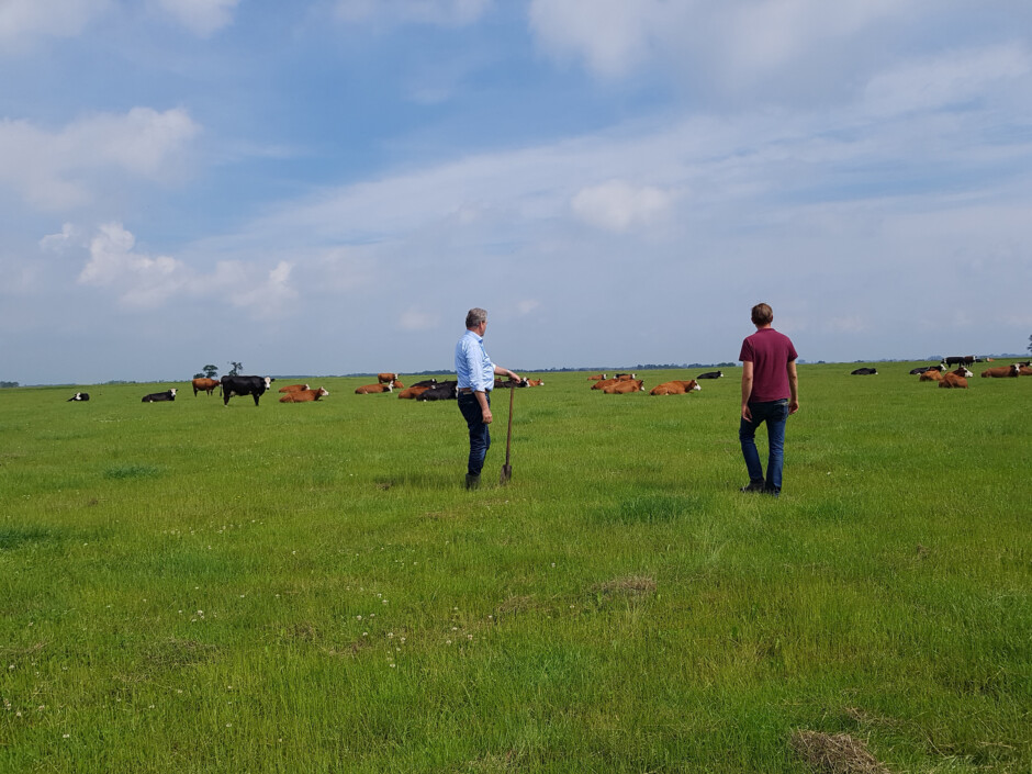 Foto Pier Oosterkamp en Maurits Tepper op het land