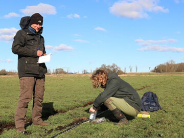 Blog 4 Gert Jan en Koen Brouwer onderzoeken weiland de Nije Mieden