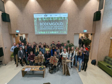 Bodemgoud uitreiking lessenaar gemaakt van Lisdodde Foto Menno Wierdsma