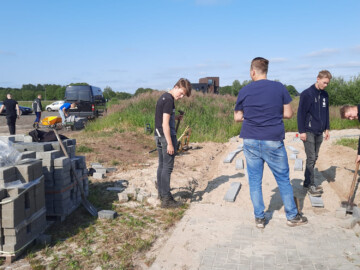 Studenten INFRA leggen bestrating aan op het Ecomunitypark