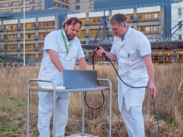 Foto | Jeroen Maljaars (l) en Maarten Tushuizen (r) gaan de gezondheidseffecten van gewassen geteeld in verschillende bodems op onze darmen onderzoeken.