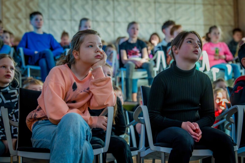 Aandachtig werd er gekeken naar de film Onder het Maaiveld | Foto: Bjorn Hendriks