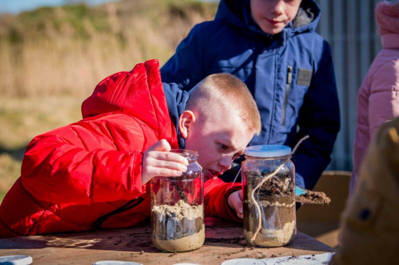 Leerling kijkt vol interesse naar zijn Wormenhotel, gemaakt op 18 maart | Foto: Bjorn Hendriks