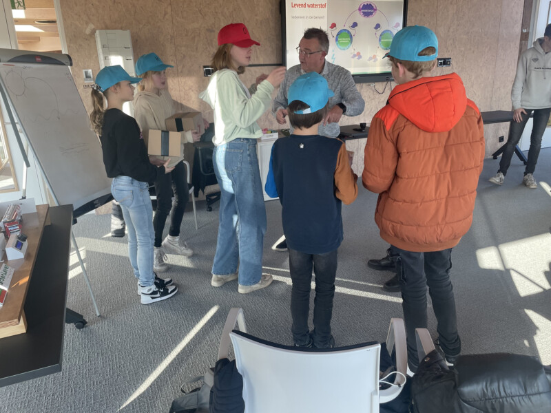 Les Groene Waterstof gegeven door Peet Ferwerda op 7 februari jl blauwe petjes waterstof rode petjes zuurstof Foto Marit Post Desiree Schouten