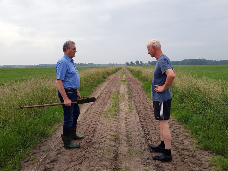 Pier Oosterkamp op bezoek bij boer Tjerk Hof voor het steken van bodem monsters Foto Petra Boorsma Biosintrum