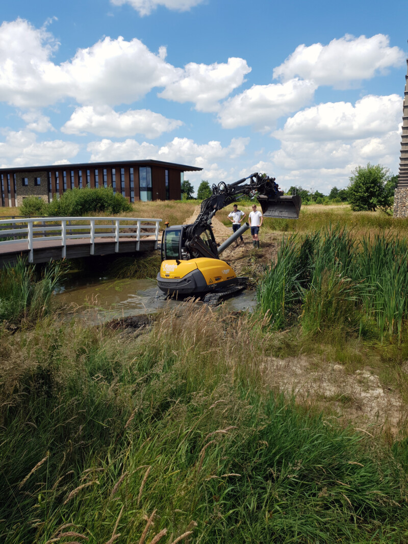 Plaatsing van de brug op het Ecomunitypark Foto Joyce Voskamp Biosintrum