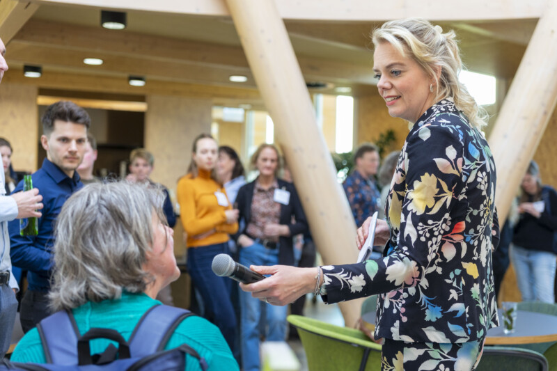 Dagvoorzitter Renate Kuivenhoven interviewt tijdens informele borrel | foto: Stefan Martens