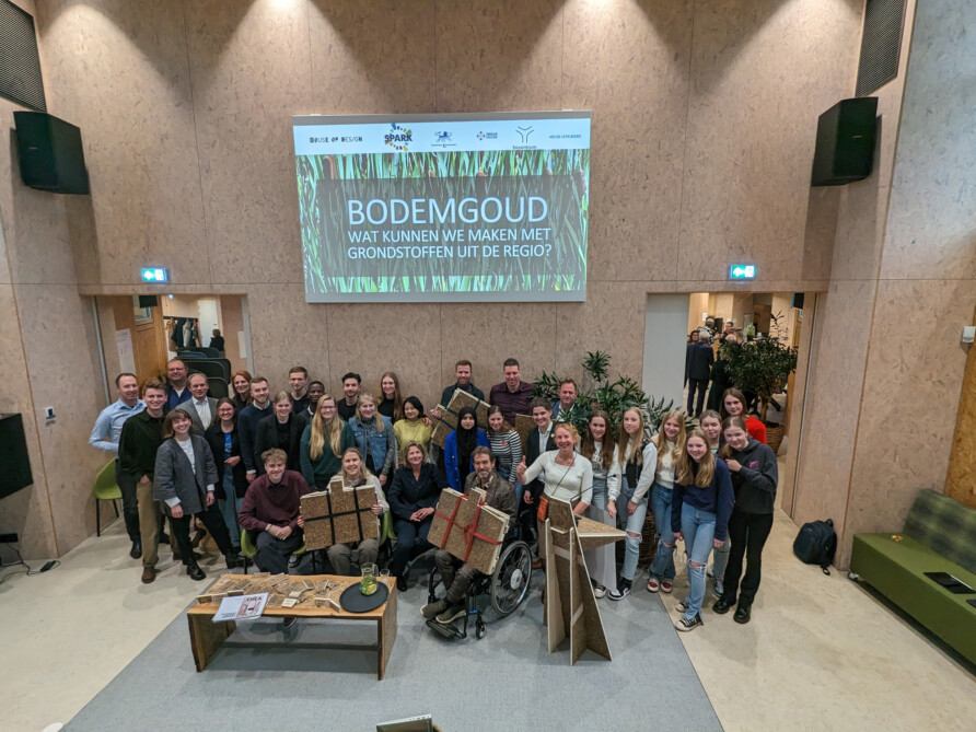 Bodemgoud uitreiking lessenaar gemaakt van Lisdodde Foto Menno Wierdsma