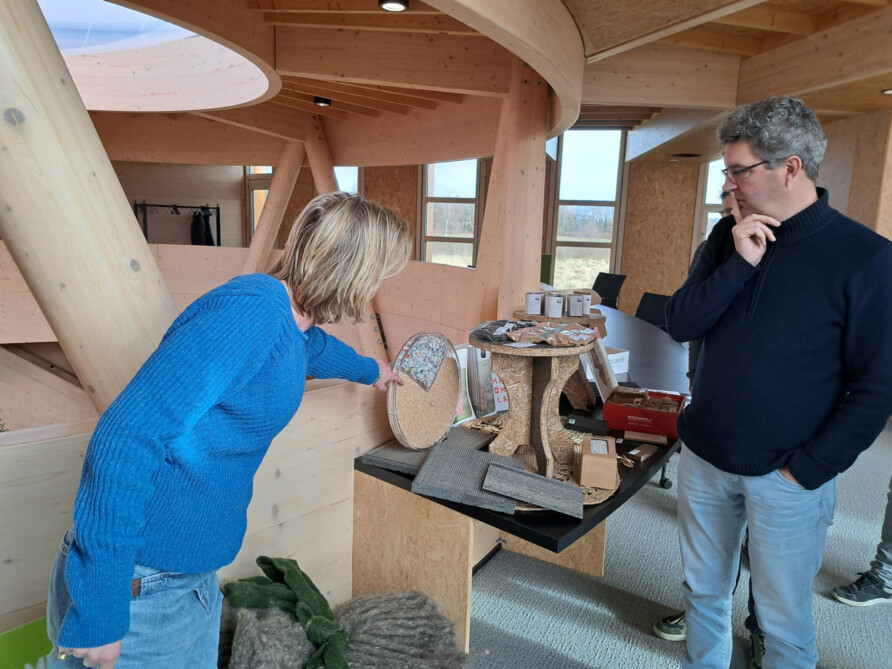 Petra Boorsma geeft uitleg over Biobased bouwmaterialen | foto: HanzePro