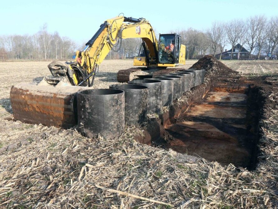 Steken van ongestoorde bodemprofielen Foto Petra Boorsma