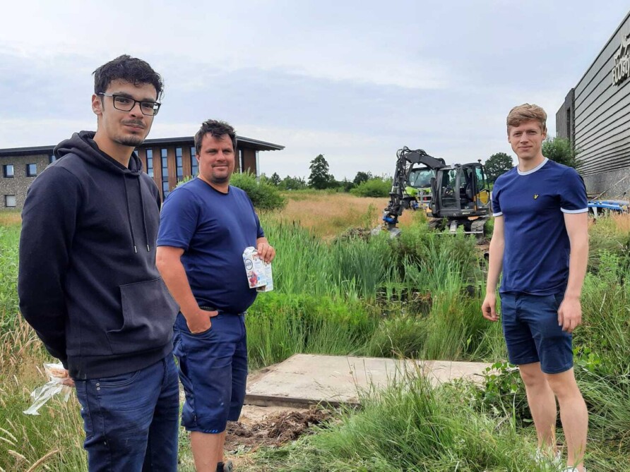 Studenten Mathijs en Carlos samen met Chris Waanders tijdens het plaatsen van de brug Foto Petra Boorsma Biosintrum
