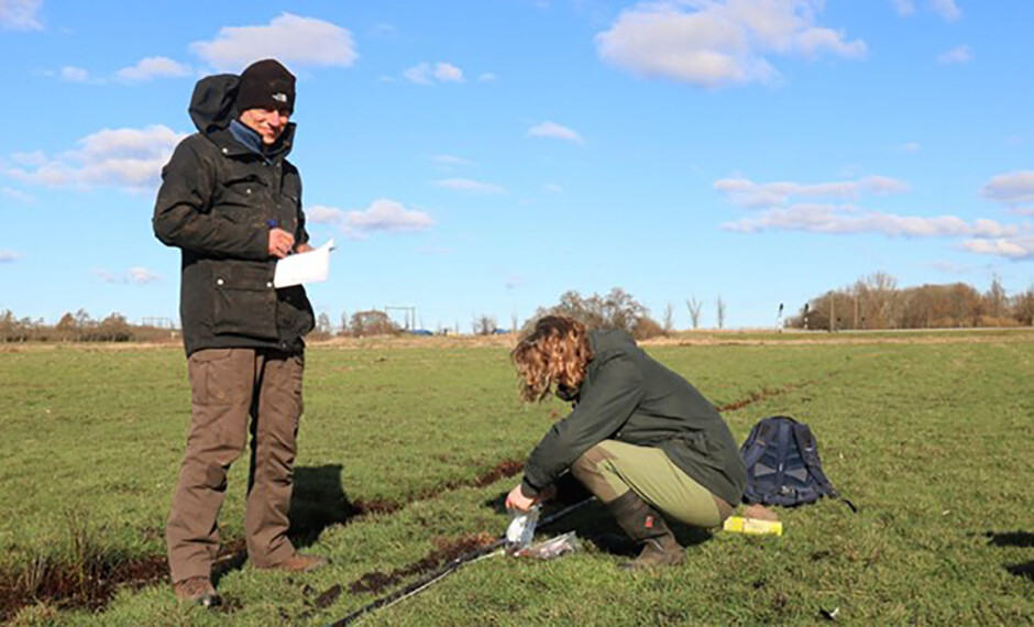 Blog 4 Gert Jan en Koen Brouwer onderzoeken weiland de Nije Mieden