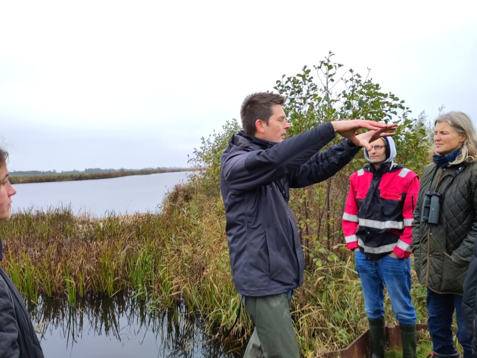 Jasper van Belle geeft uitleg op de Hegewarren | Foto: Petra Boorsma