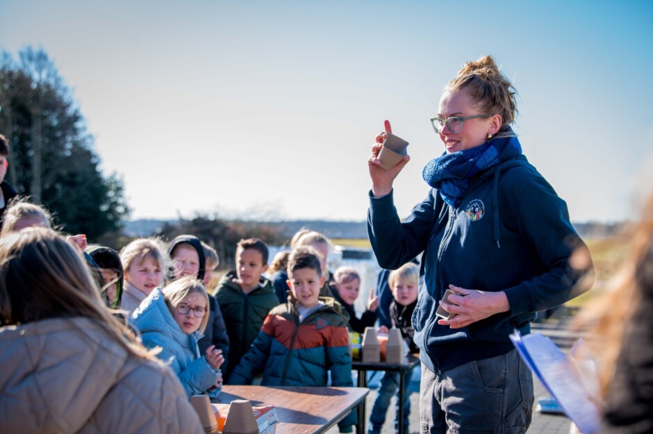 Hester van de Kleine Boerderij (Fochteloo) geeft de kinderen een workshop "zaaien" | Foto: Bjorn Hendriks