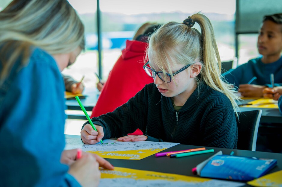 Leerlingen kleuren een mooie kleurplaat van ECOstyle | Foto: Bjorn Hendriks