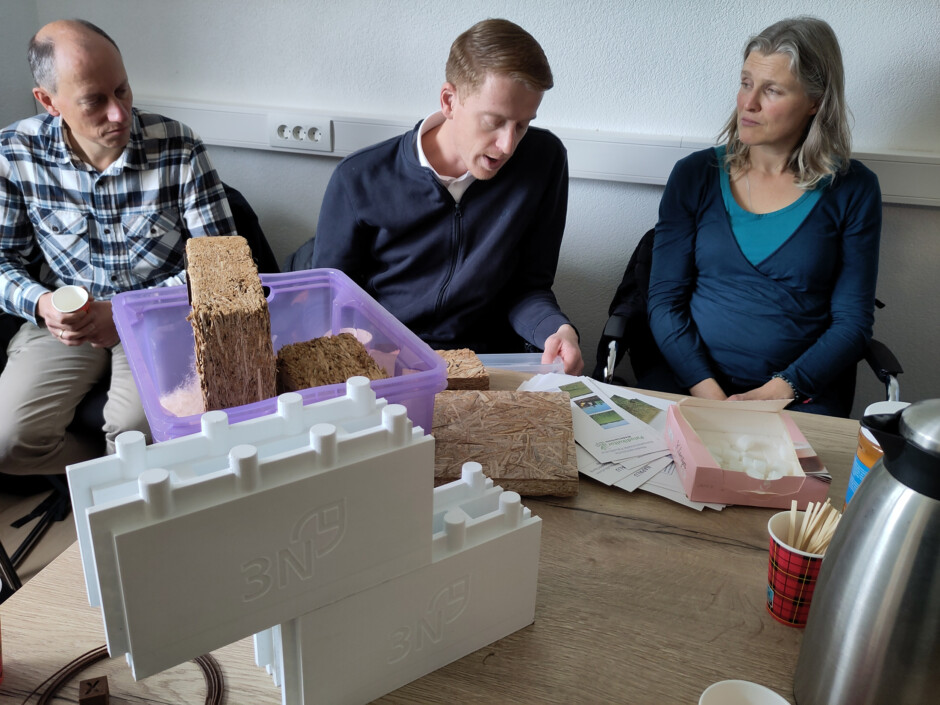 Projectpartners zijn in gesprek over diverse producten die ontwikkeld kunnen worden van Lisdodde | Foto: Petra Boorsma