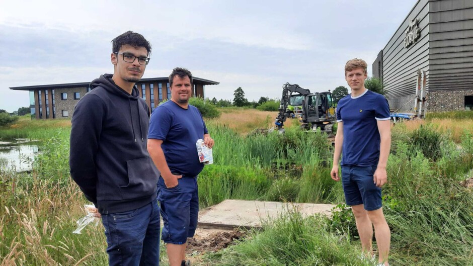 Studenten Mathijs en Carlos samen met Chris Waanders tijdens het plaatsen van de brug Foto Petra Boorsma Biosintrum