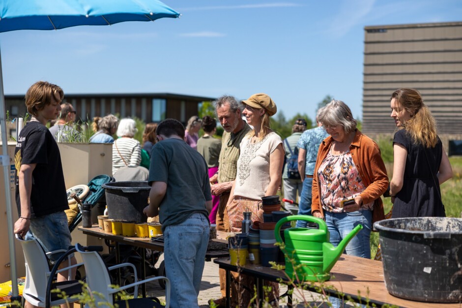 Drumcirkel tijdens het Tuinfestival 10 mei in Oosterwolde