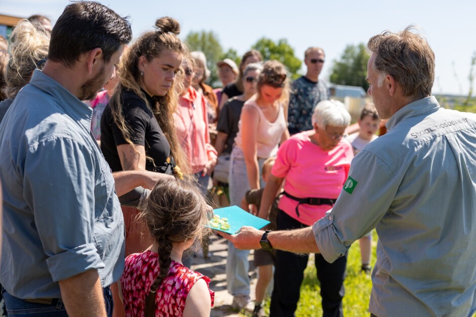 Tijdens de wildpluk wandeling gegeven door Lysander van het Staatsbosbeheer werd er volop geproefd | Tuinfestival | Fotograaf: Jan