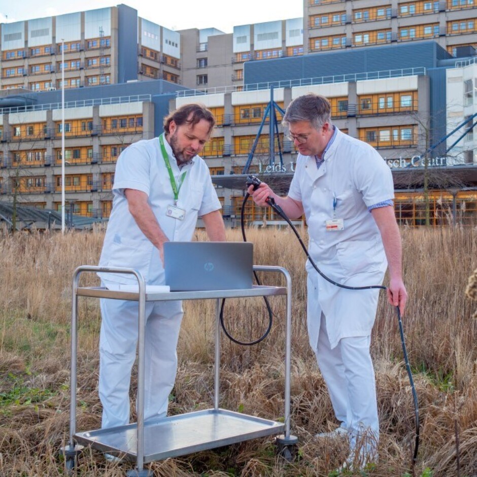 Foto | Jeroen Maljaars (l) en Maarten Tushuizen (r) gaan de gezondheidseffecten van gewassen geteeld in verschillende bodems op onze darmen onderzoeken.