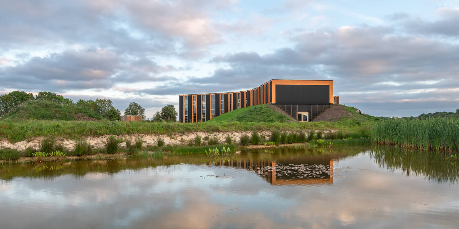 Het Biosintrum aan het water in Oosterwolde | Foto: Egbert de Boer